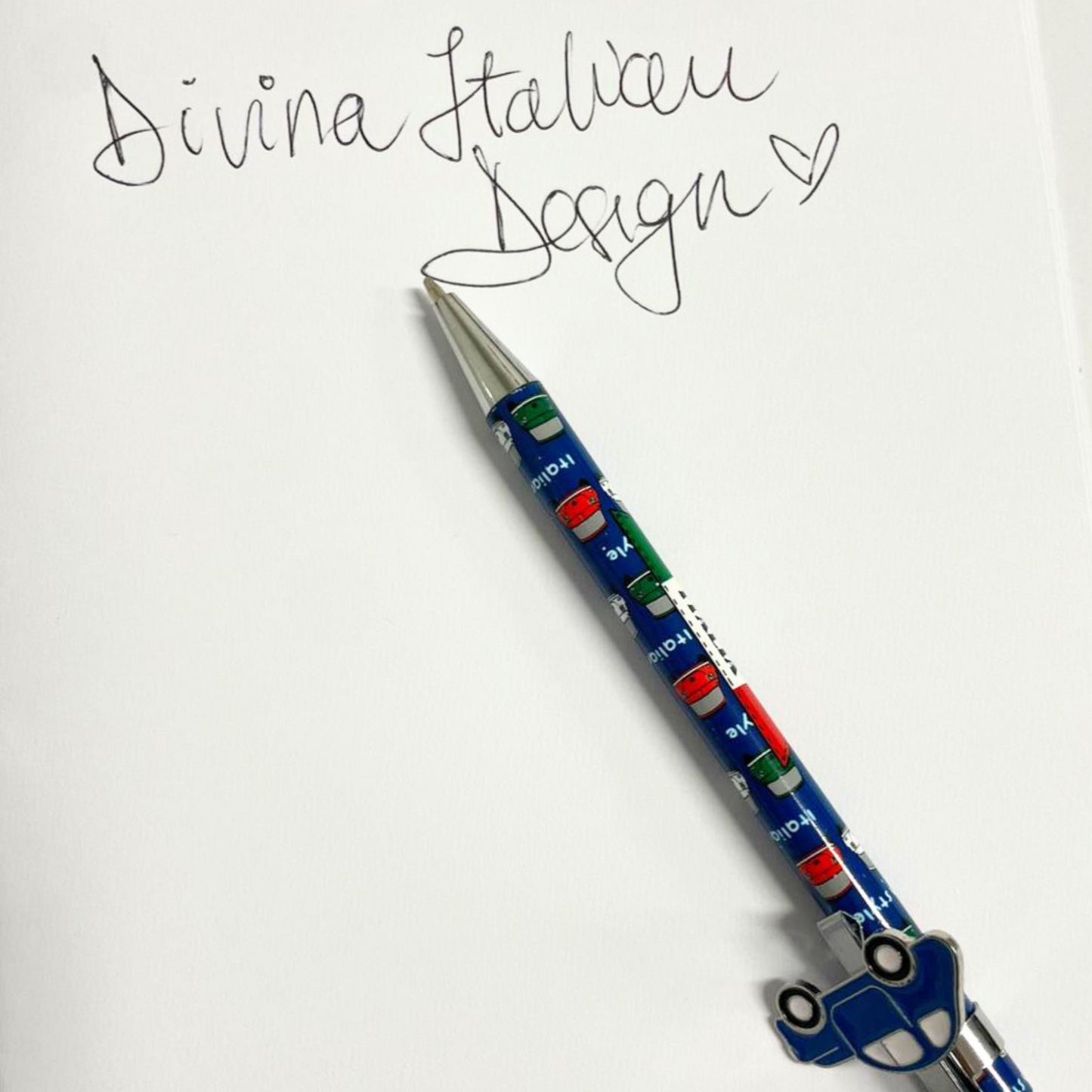 Penna Decorativa Blu con Auto – Design Divertente per Scuola, Ufficio e Regalo